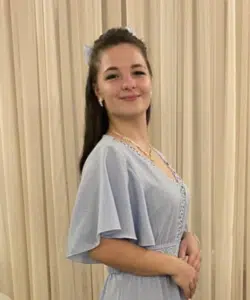 Dely Sára műkörömépítő